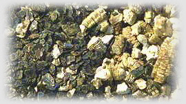 levo: vermikuitova ruda, desno : ekspandirani vermikulit